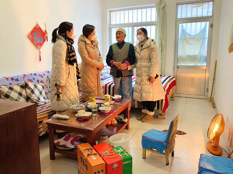 威龍公司春節(jié)進(jìn)社區(qū)走訪慰問(wèn)困難家庭